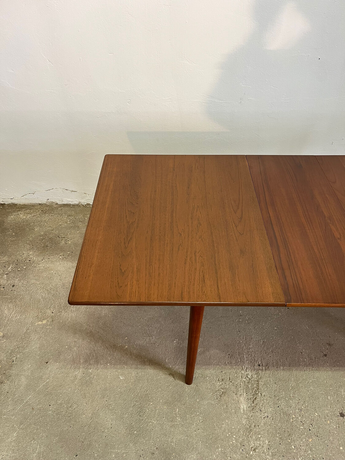 Scandinavian table with extensions