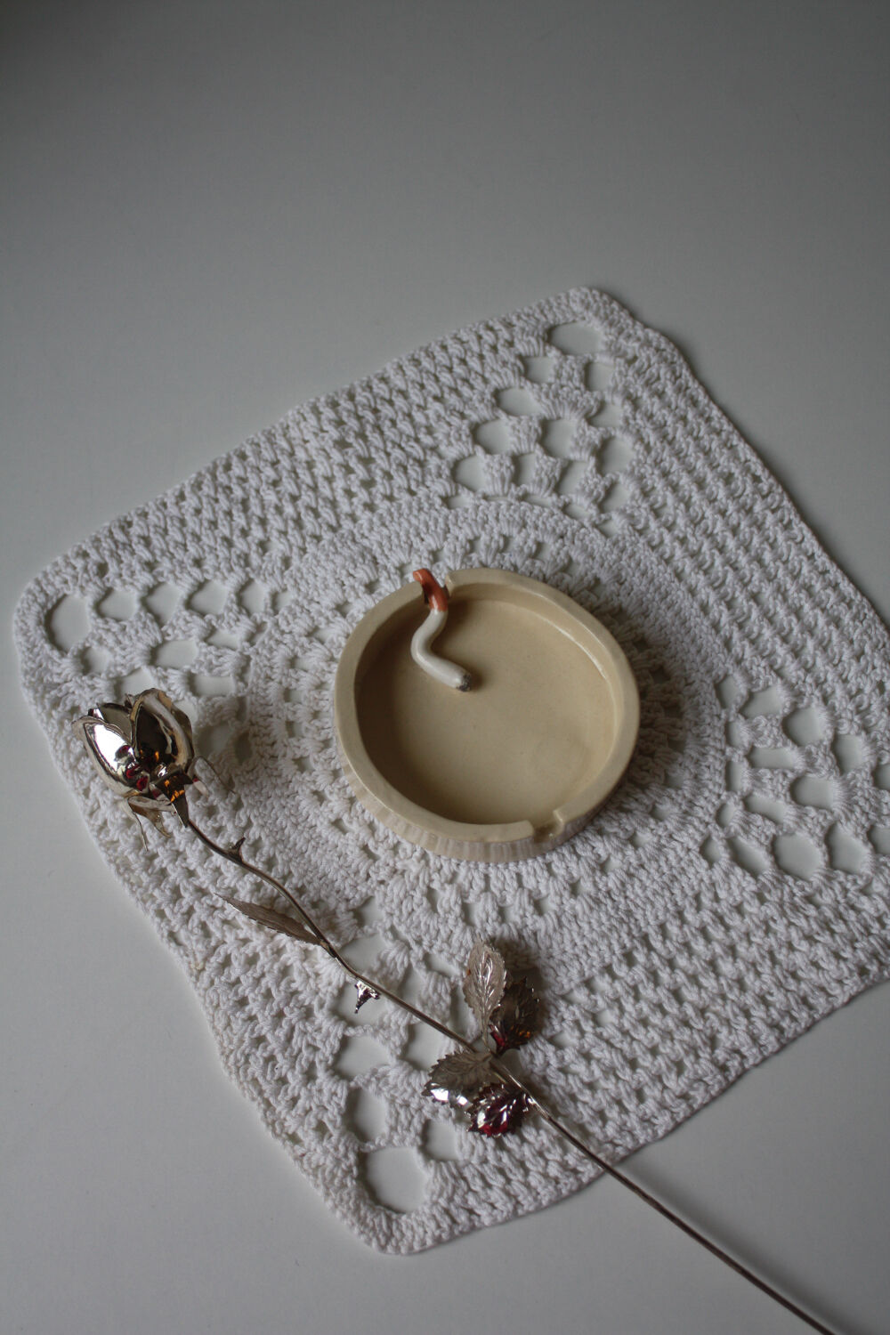 Ashtray deceived the handmade eye in sandstone