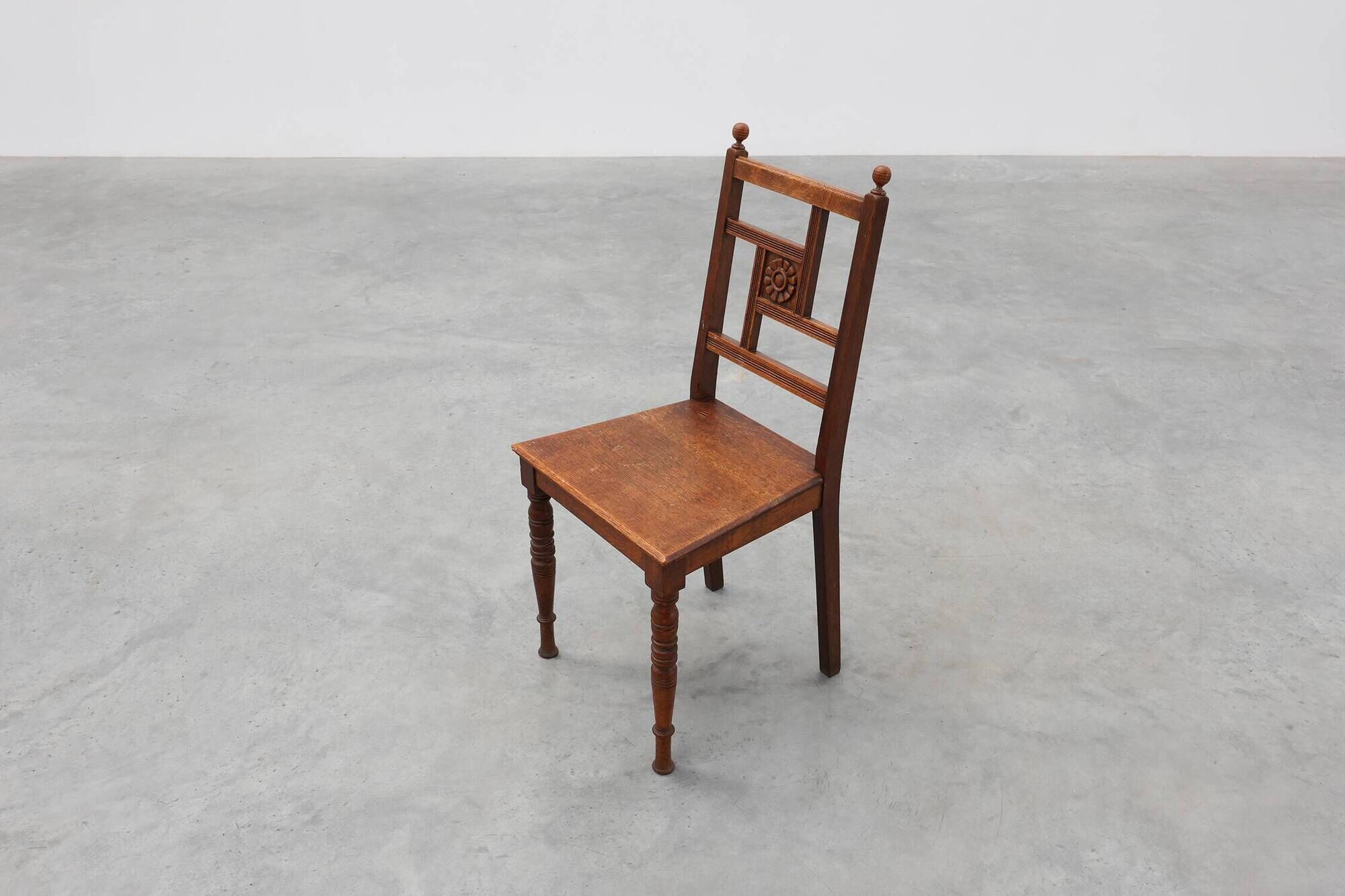 Art Deco oak side chair with carved rosette back and turned front legs, Bel