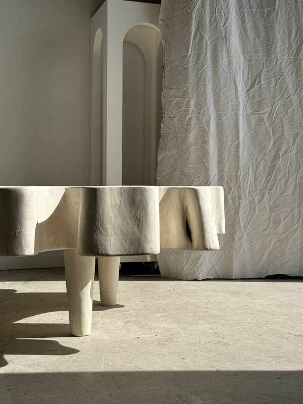 Très grande table basse en manguier blanchi plateau organique D:140cm