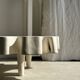 Très grande table basse en manguier blanchi plateau organique D:140cm