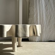 Très grande table basse en manguier blanchi plateau organique D:140cm