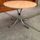Ensemble Effezeta table ronde marron plateau bois et piètement métal chromé avec 4 chaises cantilever