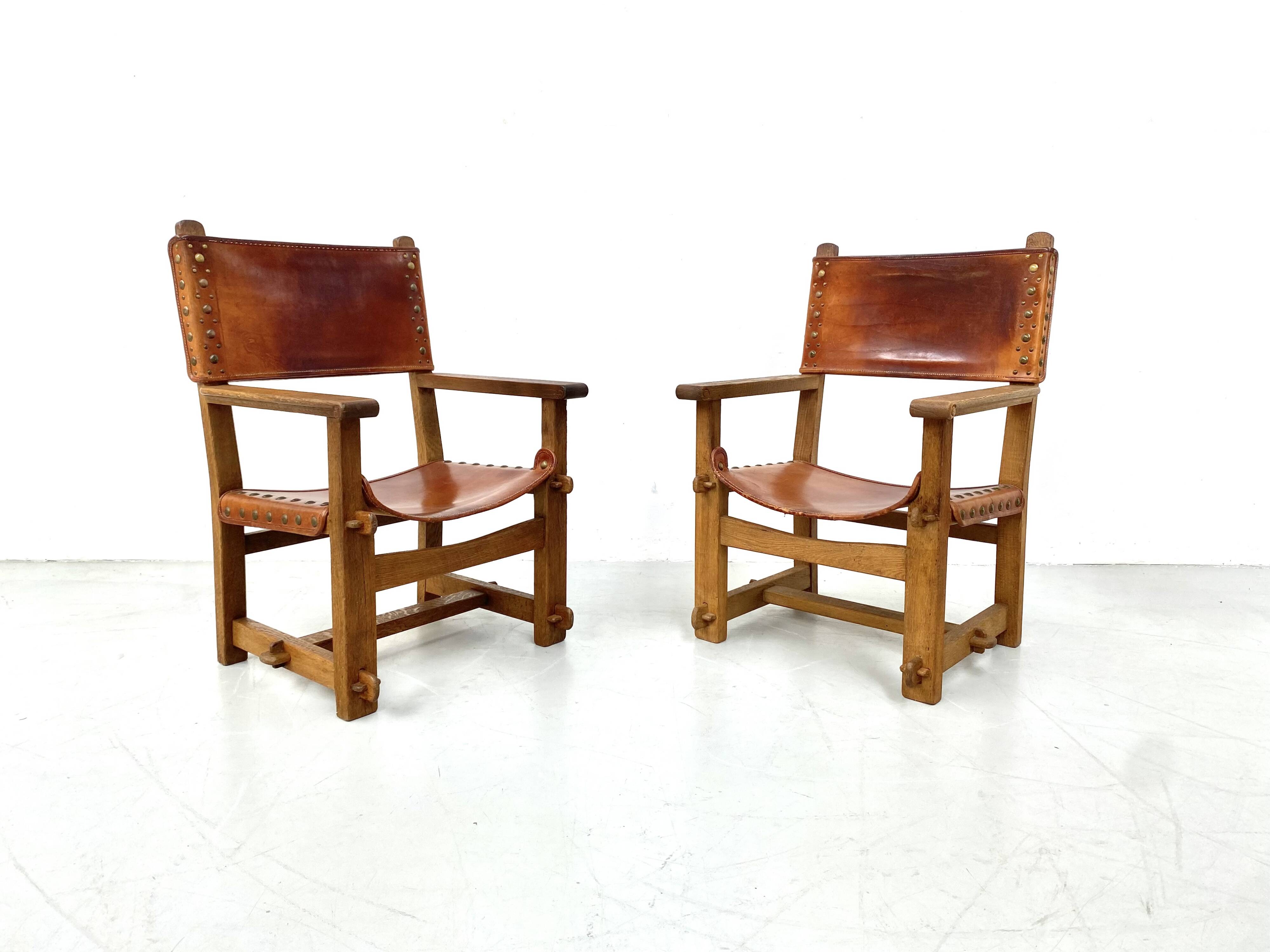 Paire de chaises de château brutalistes anciennes faites à la main en chêne et cuir cognac, années 1920.