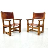 Paire de chaises de château brutalistes anciennes faites à la main en chêne et cuir cognac, années 1920.