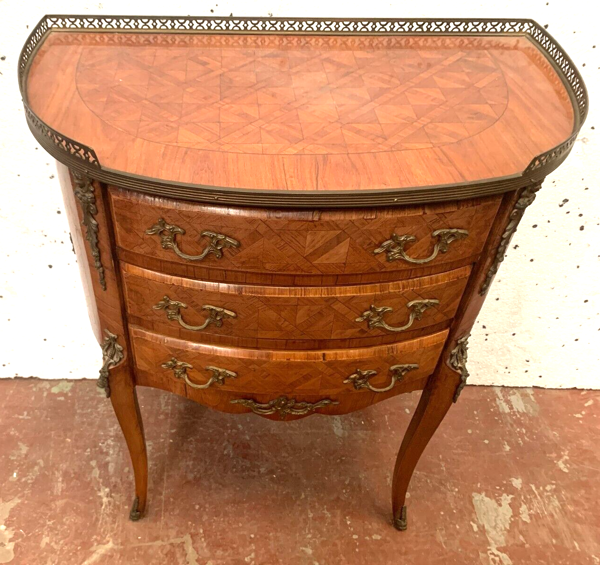 Commode demi lune de style Louis XV en marqueteriea fond de cubes XX siècle