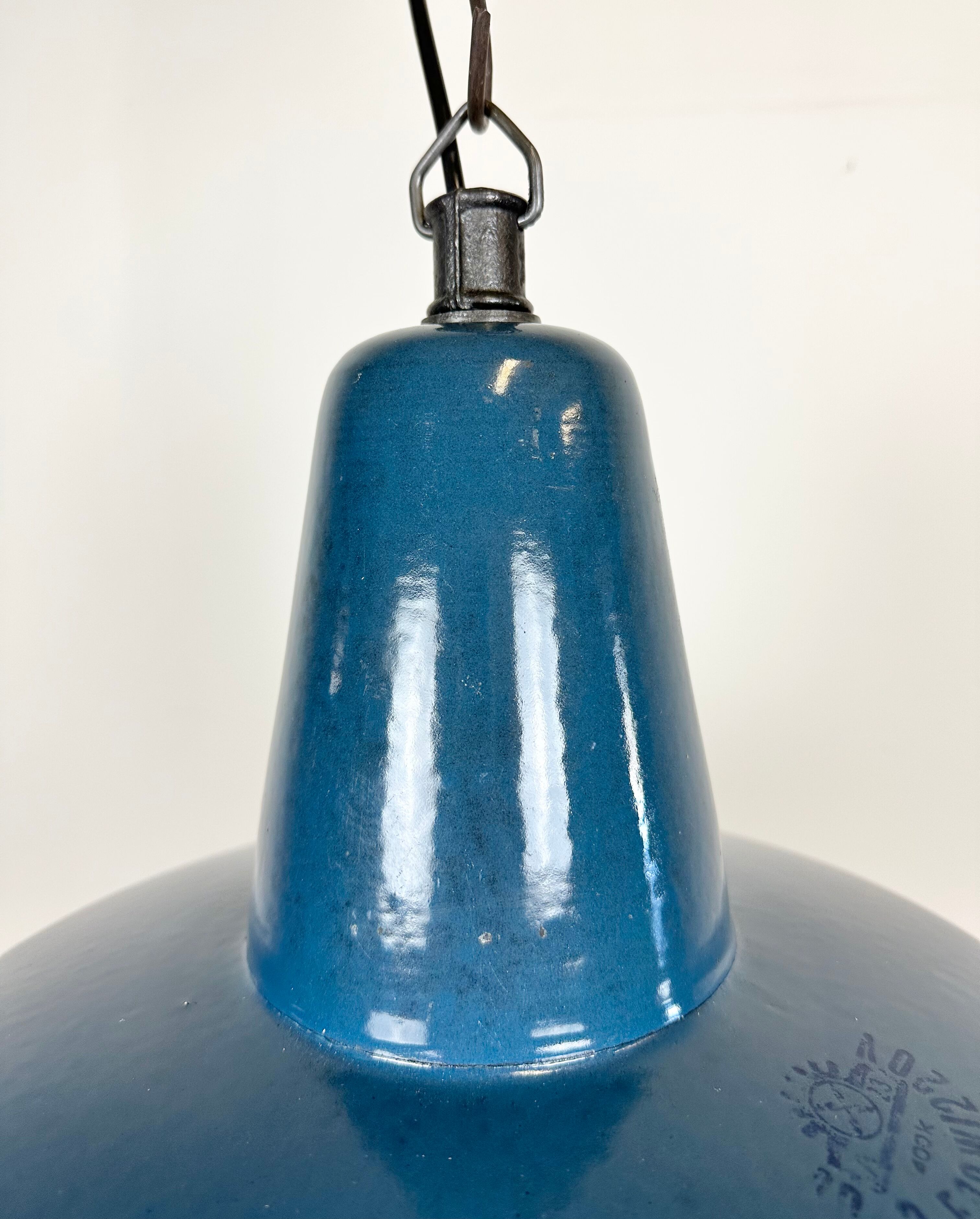 Suspension industrielle en émail bleu d’usine, années 1960