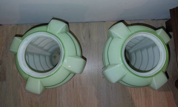 Lot de deux vases skycrapper opaline uranium Art Déco