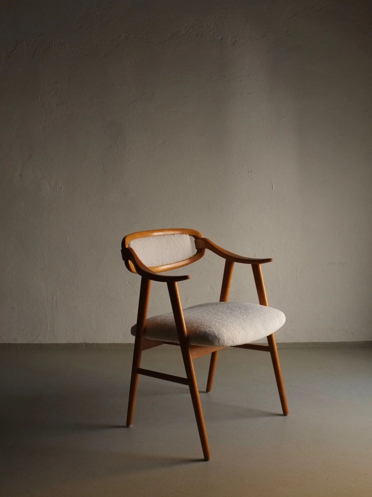 Fauteuil scandinave en fausse fourrure de mouton retournée | Années 1960