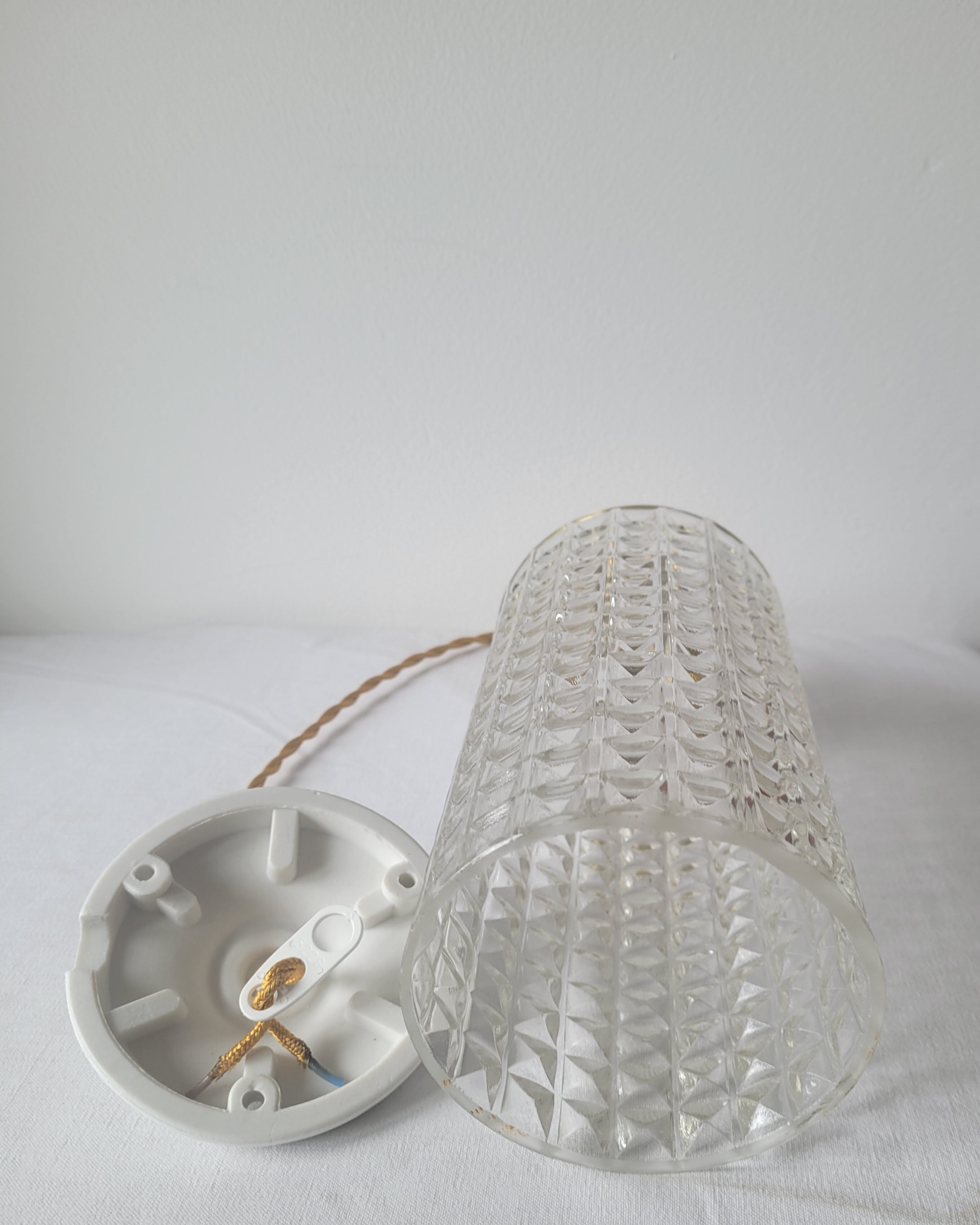 Moulded glass suspension