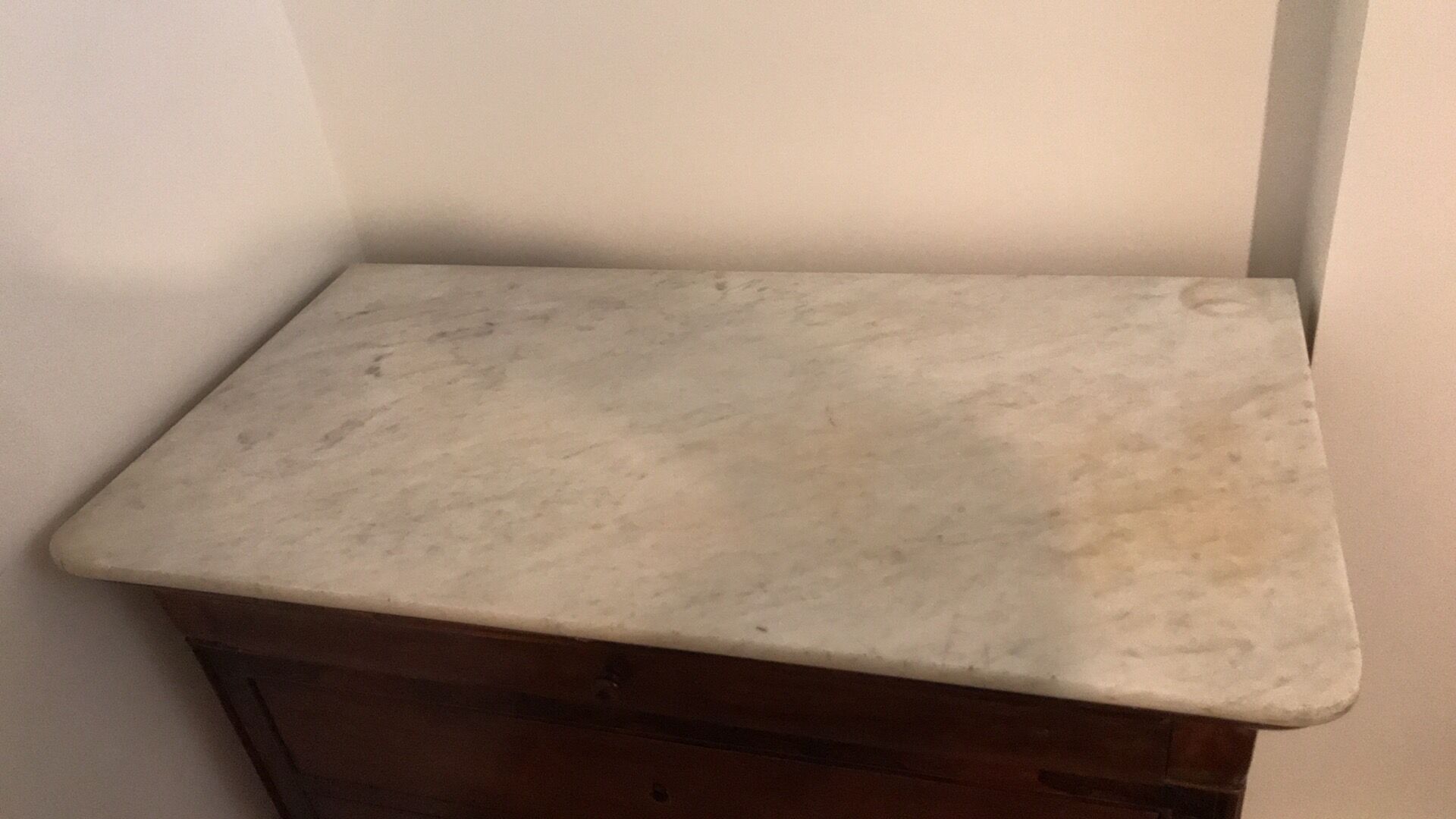 Commode dessus marbre
