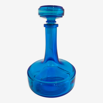 Carafe en verre bleu