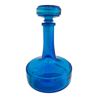 Carafe en verre bleu