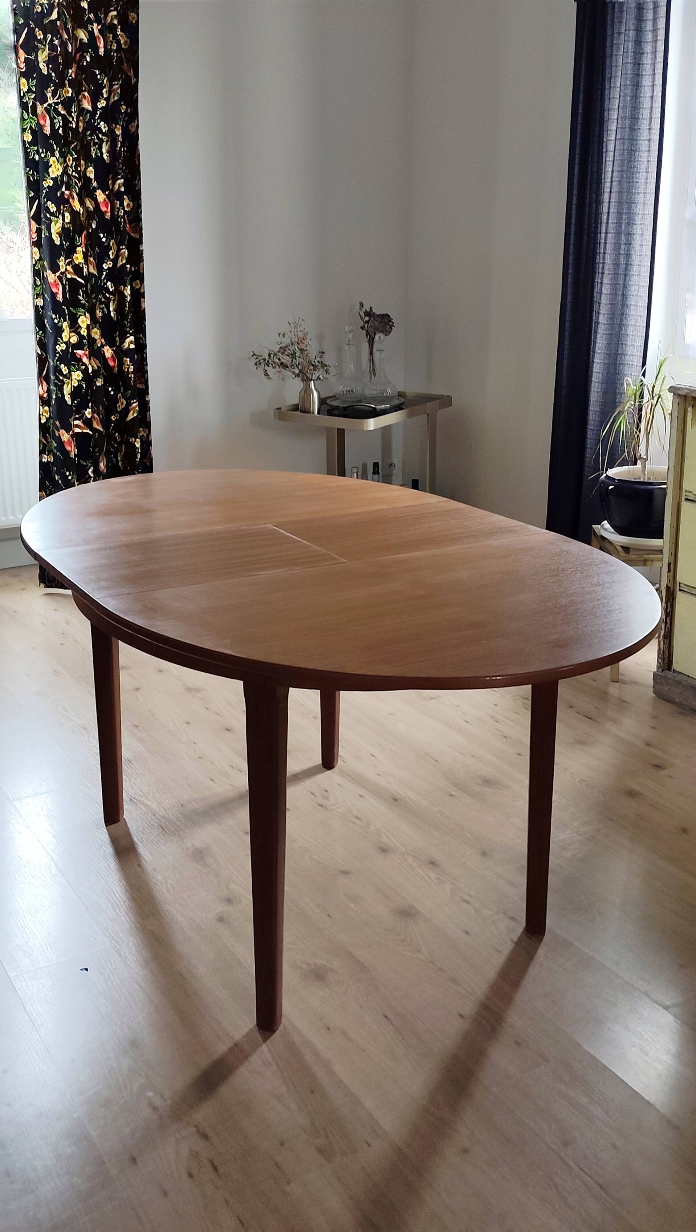 Table scandinave en teck ovale rallonges intégrées, années 60 comme neuve
