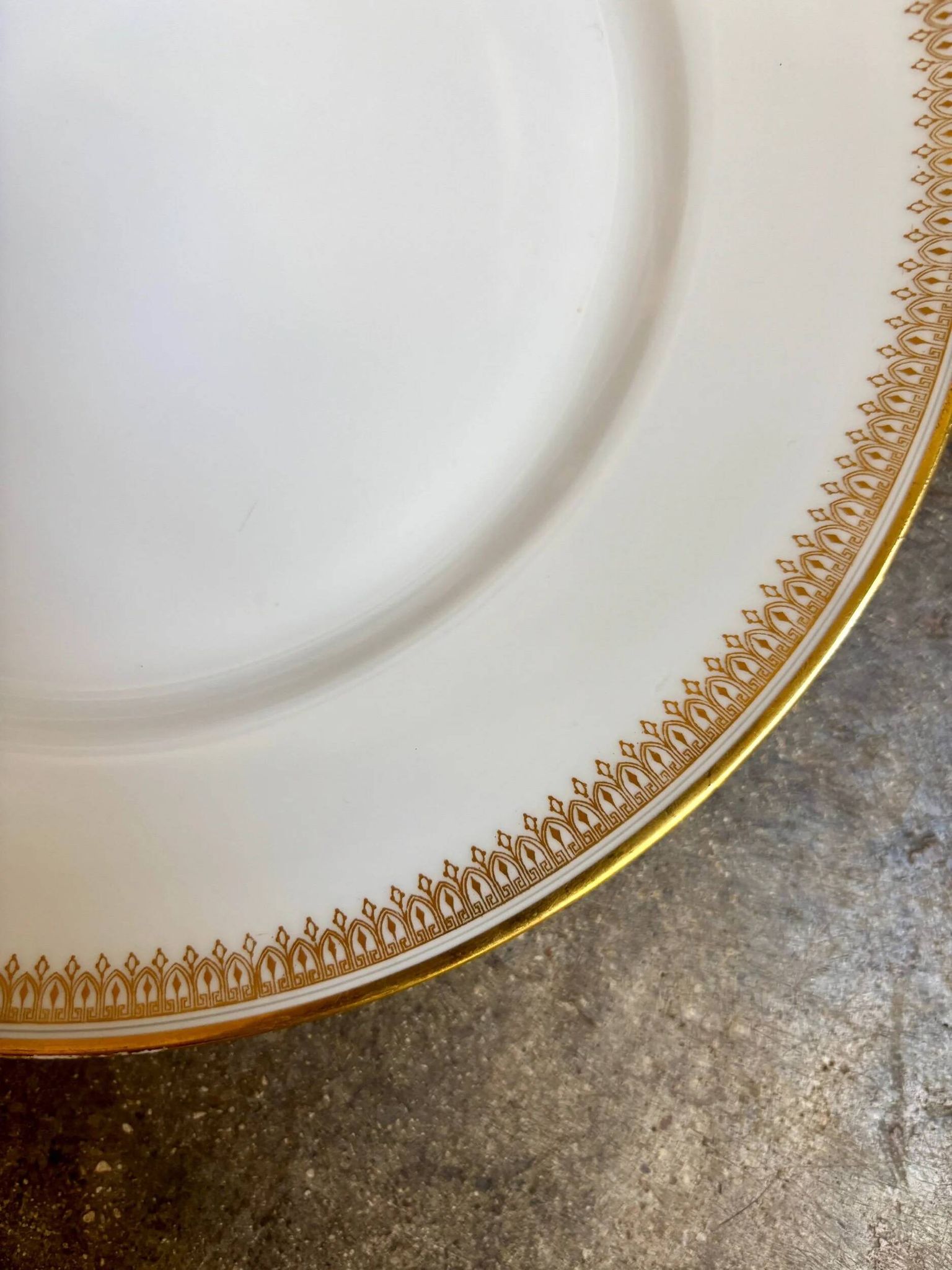Assiette plate en porcelaine dorée monogrammée "F"
