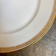 Assiette plate en porcelaine dorée monogrammée "F"