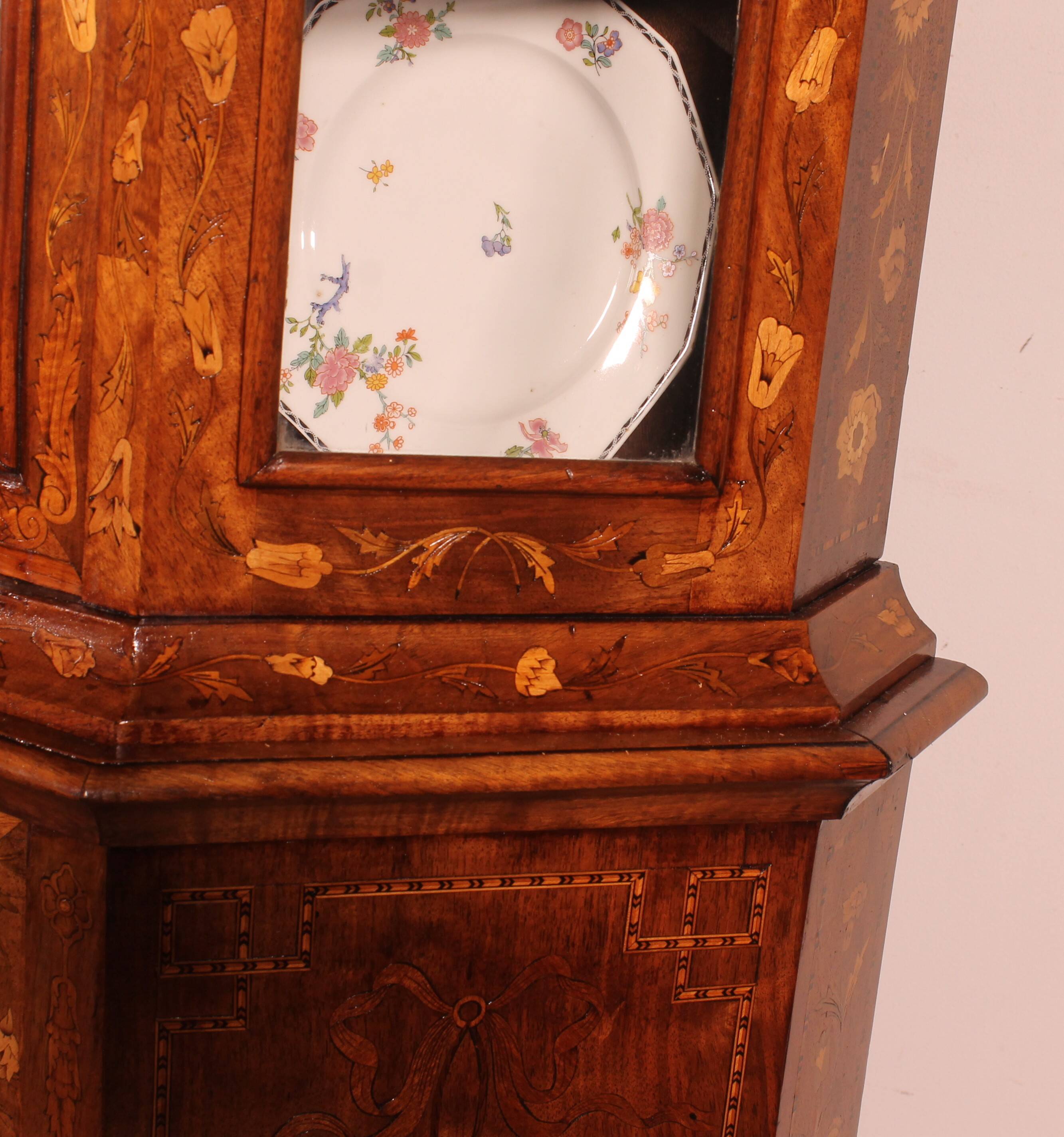 Vitrine hollandaise en marqueterie circa 1800