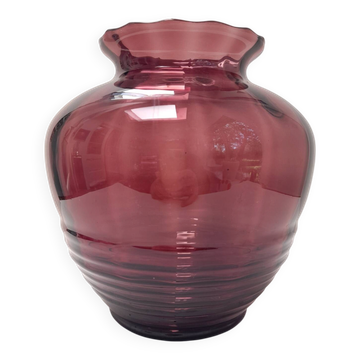 Beautiful Doyen Art Deco vase in burgundy glass.