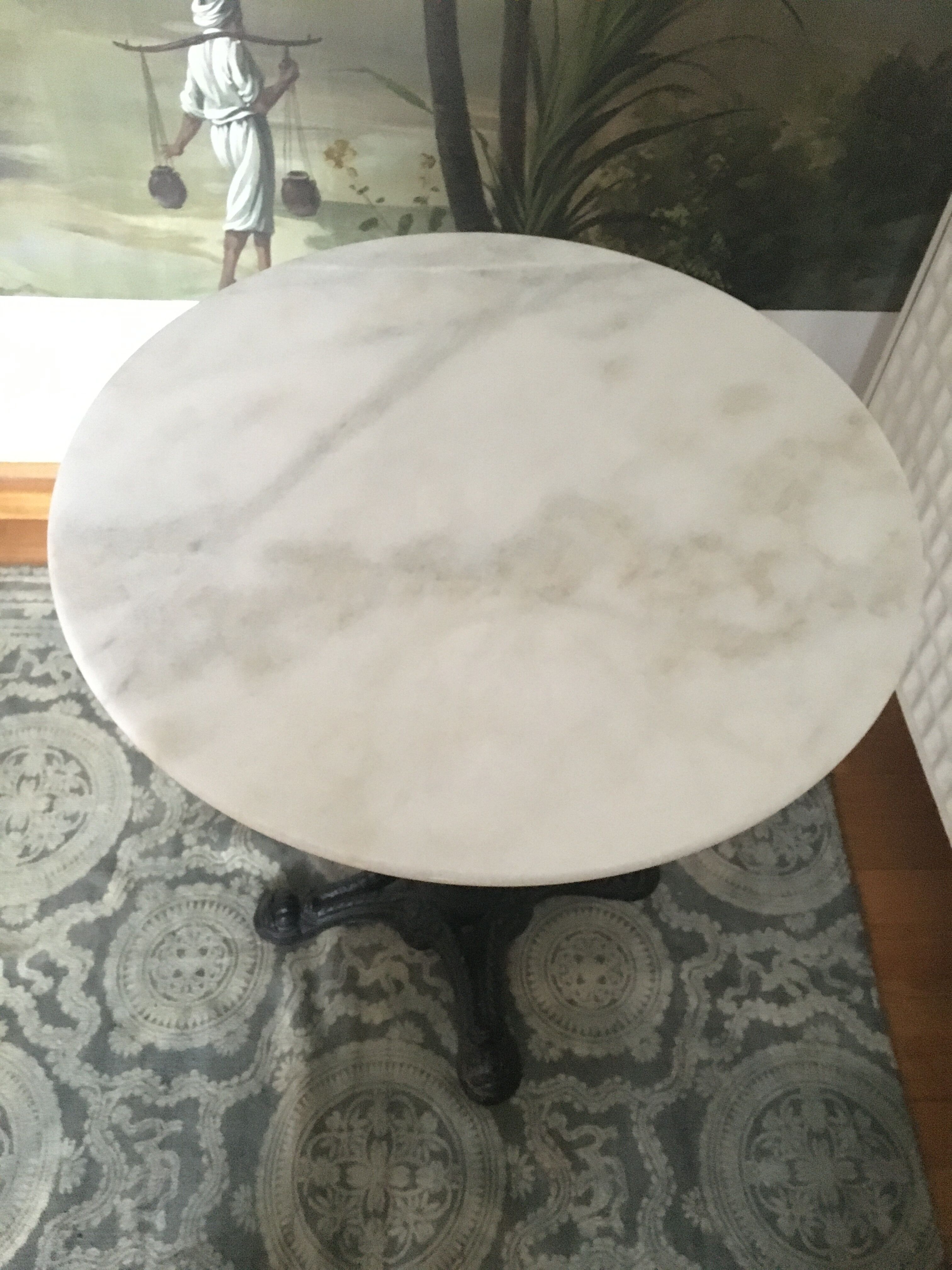 Bistro table in white marble and cast iron