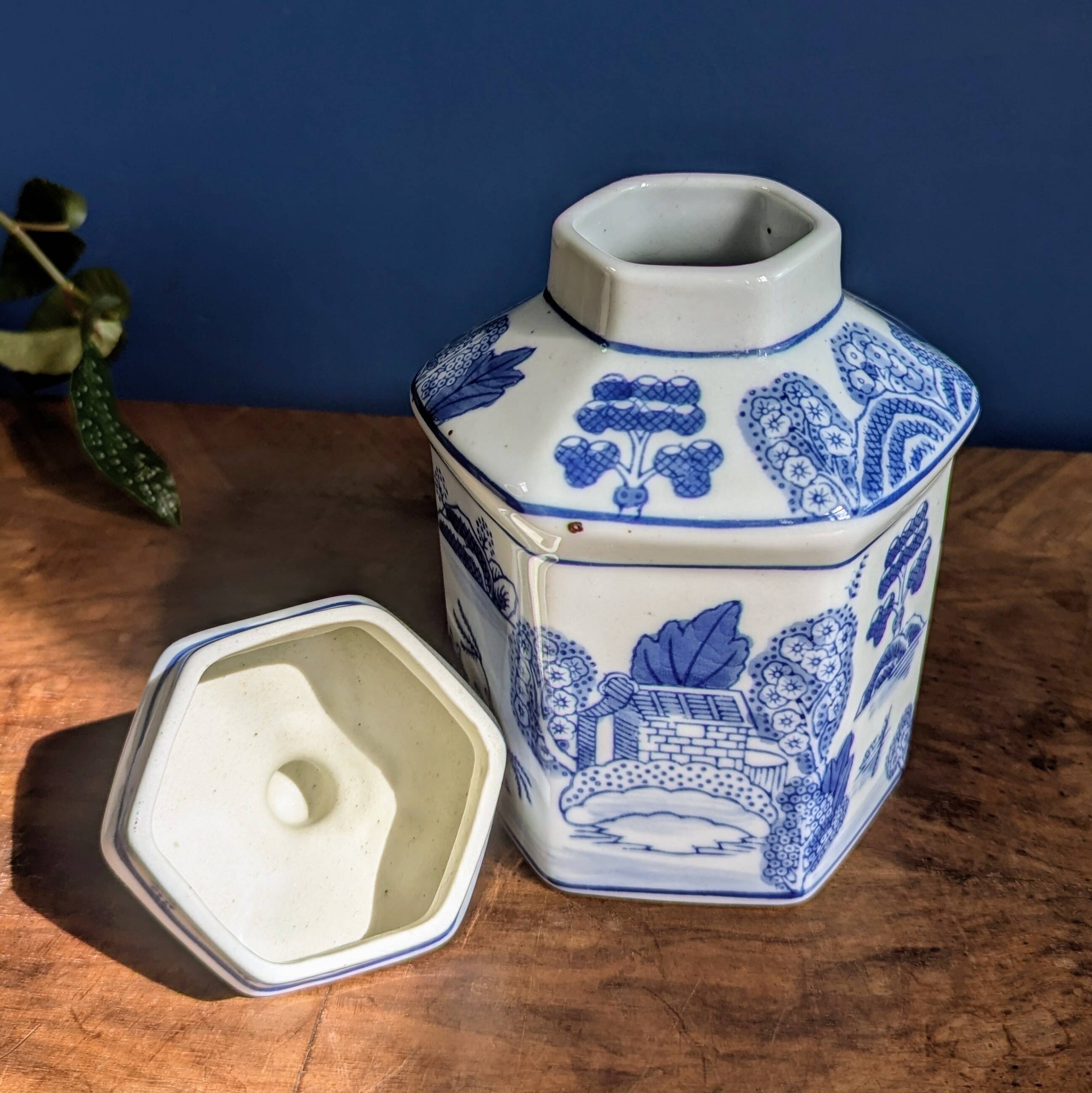 18cm Chinese White and Blue 6-Sided Covered Pot