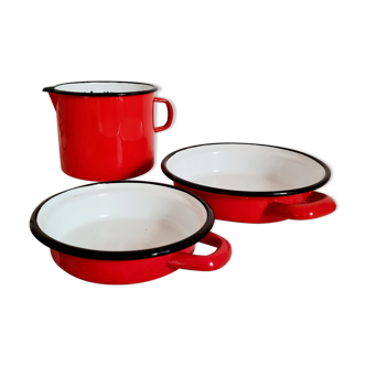 Pitcher assembly and red enamelled sheet metal plates