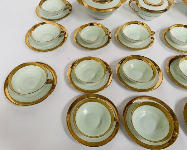 Service à café et thé comportant 25 pièces en porcelaine polychrome. XXe siècle.