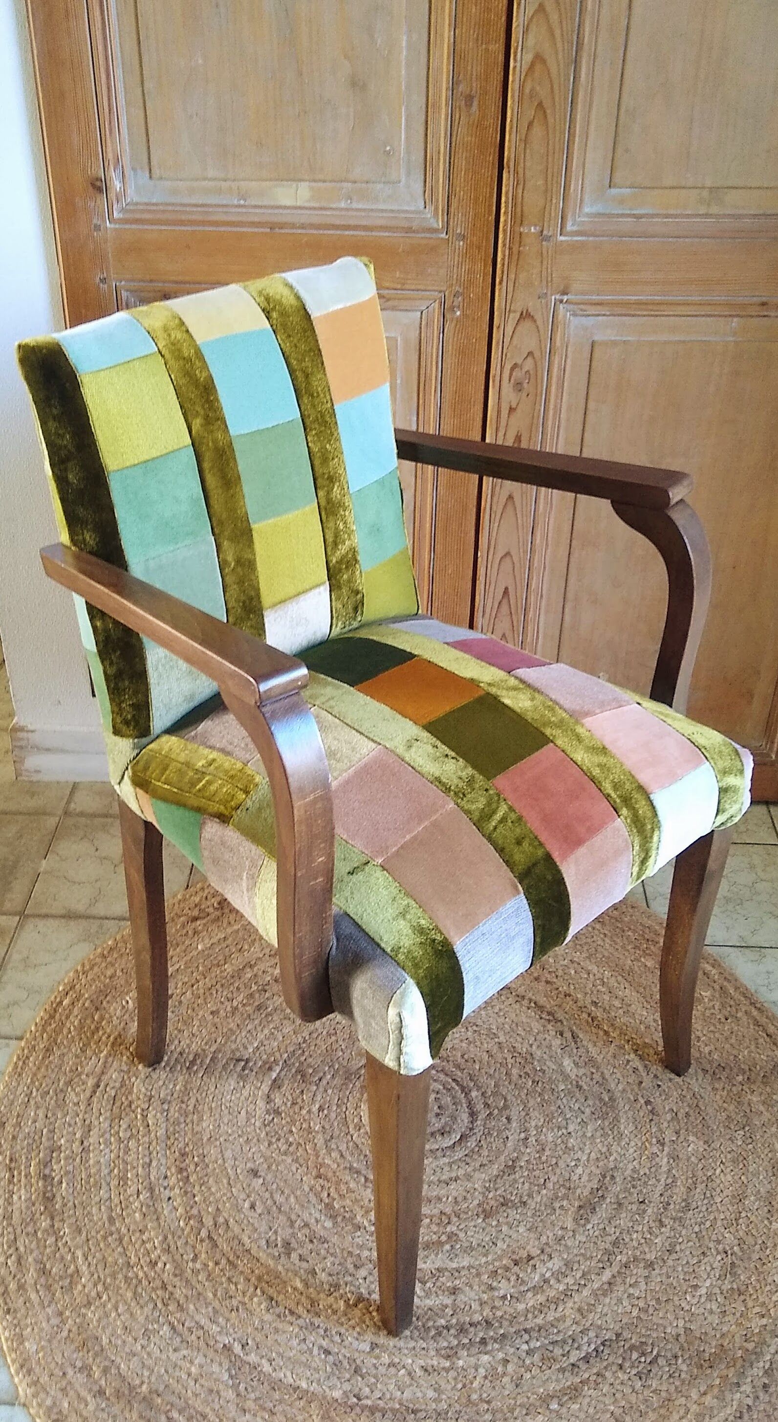 Fauteuil bridge des années 50 en patchwork de velours polychrome