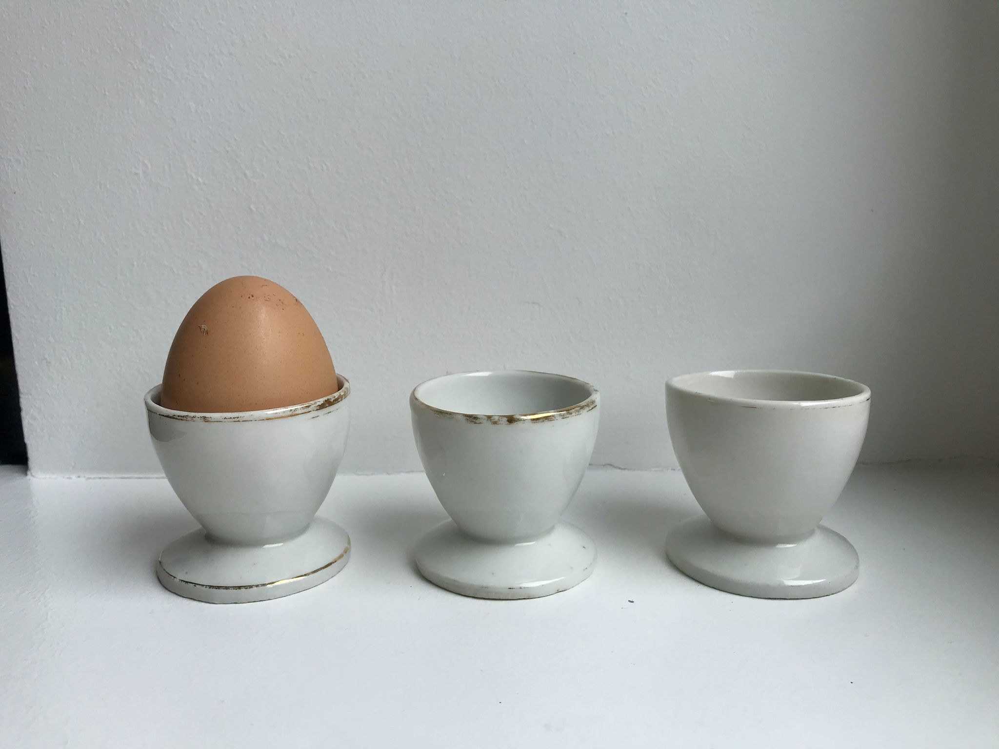 Trio de coquetiers blancs liseré doré années 50