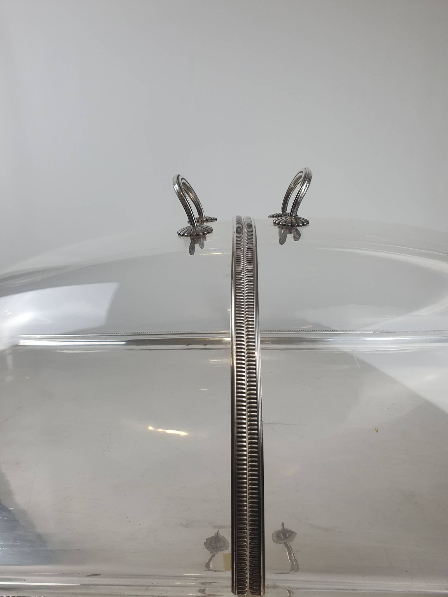 Large serving platter with lid, in silver metal.