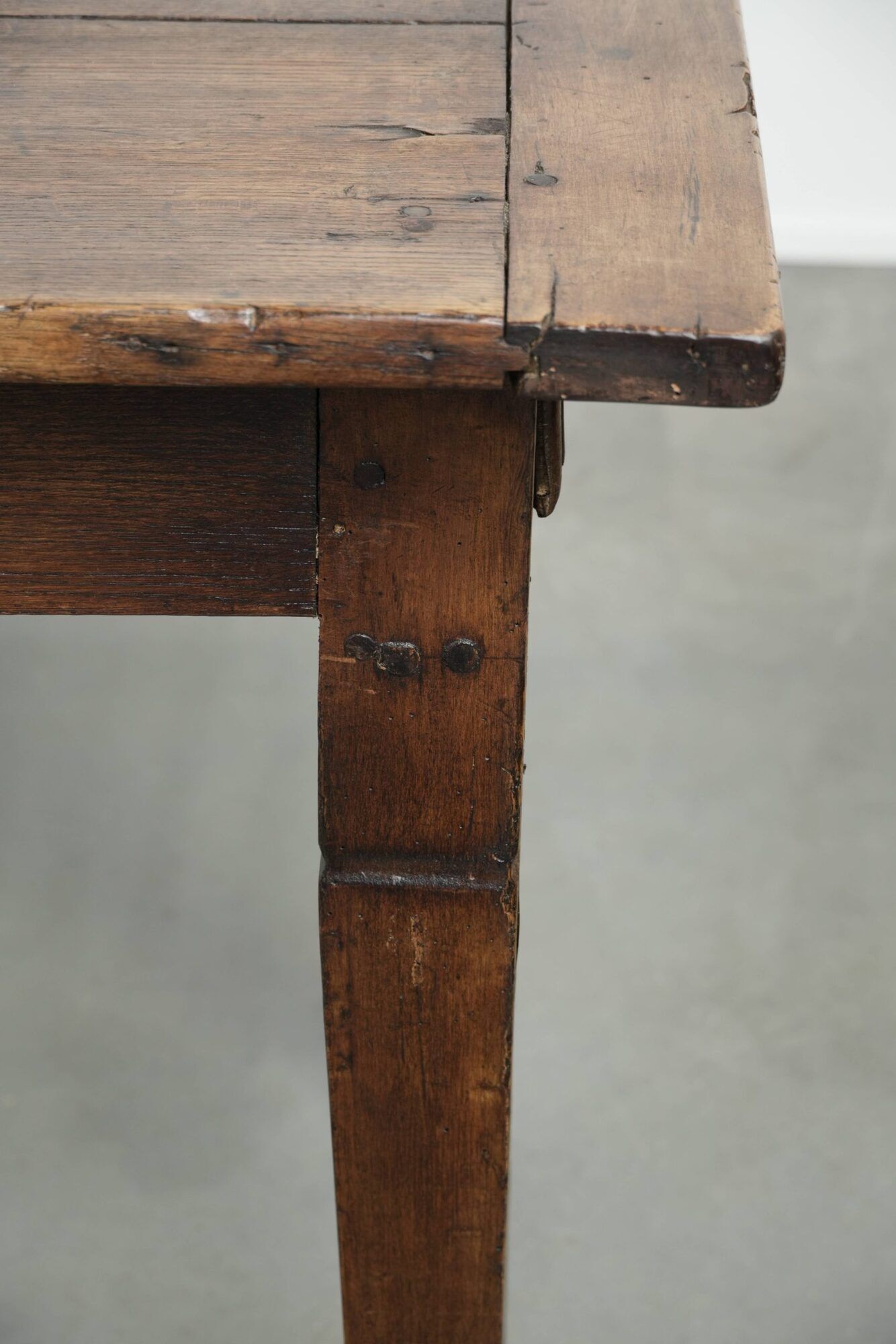 Antique oak table from the 19th century with a walnut top for 6 to 8 people