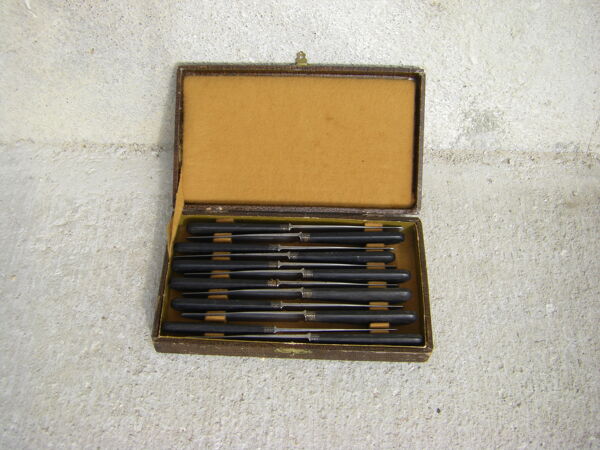 Coffret de douze couteaux ancien