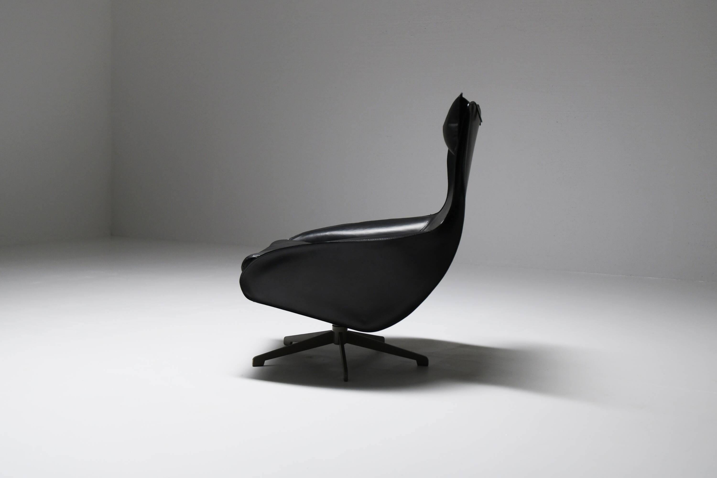 Black leather Cab 423 by Mario Bellini for Cassina