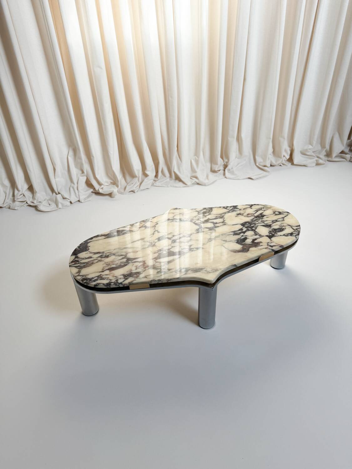 Table basse vintage chrome et marbre