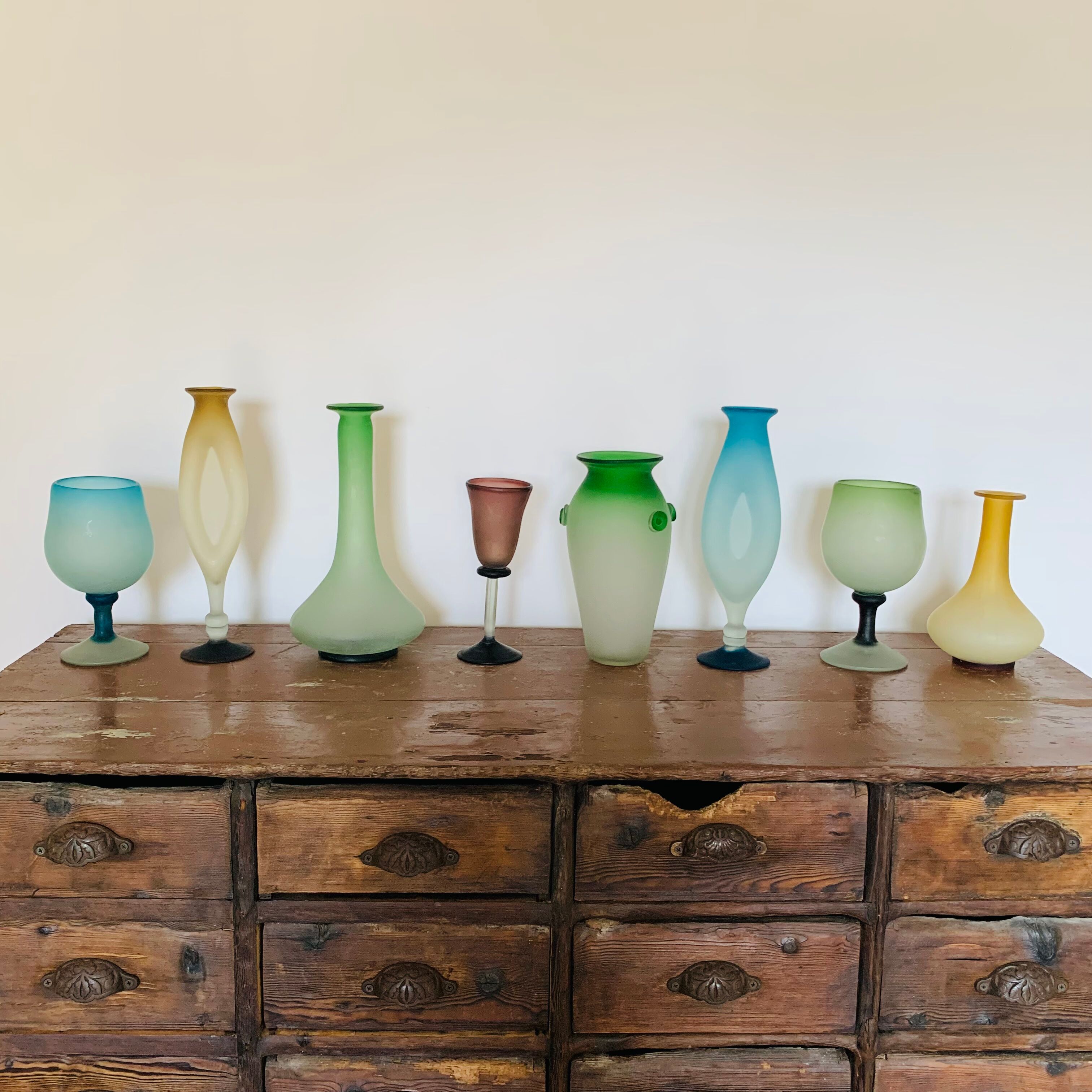 Ensemble de 8 vases, coupes, en pâte de verre