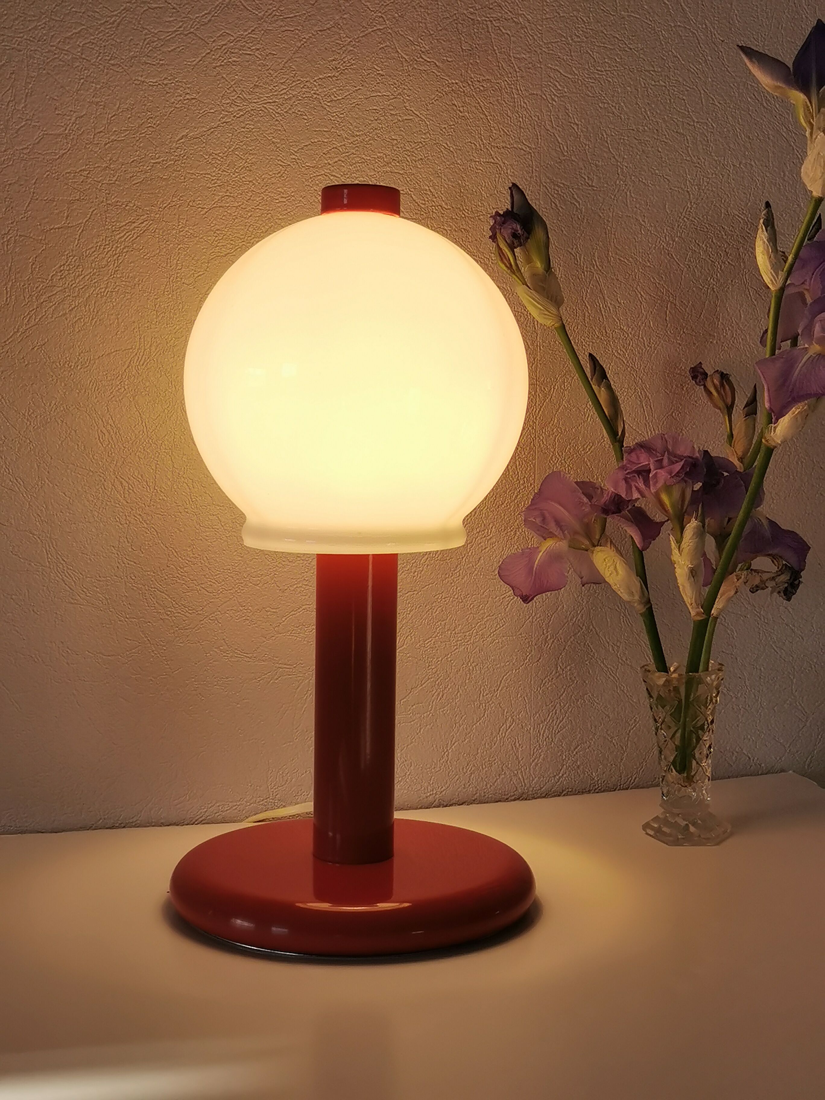 Mushroom lamp in lacquered steel and opaline, bubble gum, space age, 1970