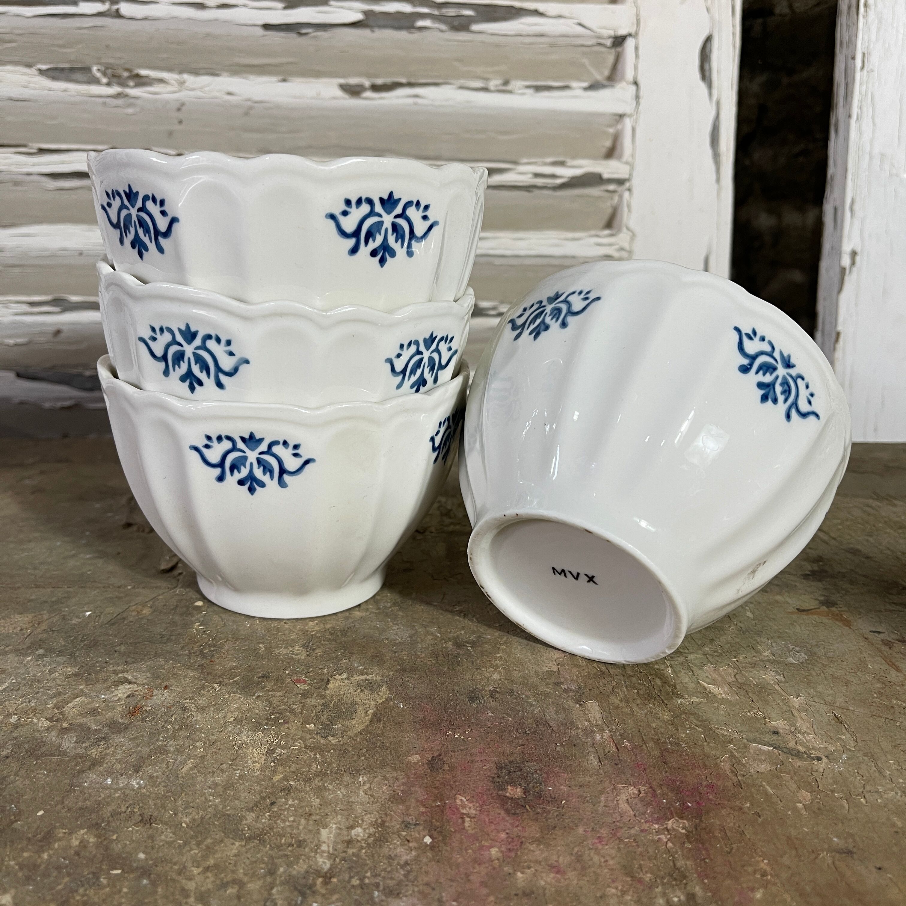 Set of 4 vintage bowls