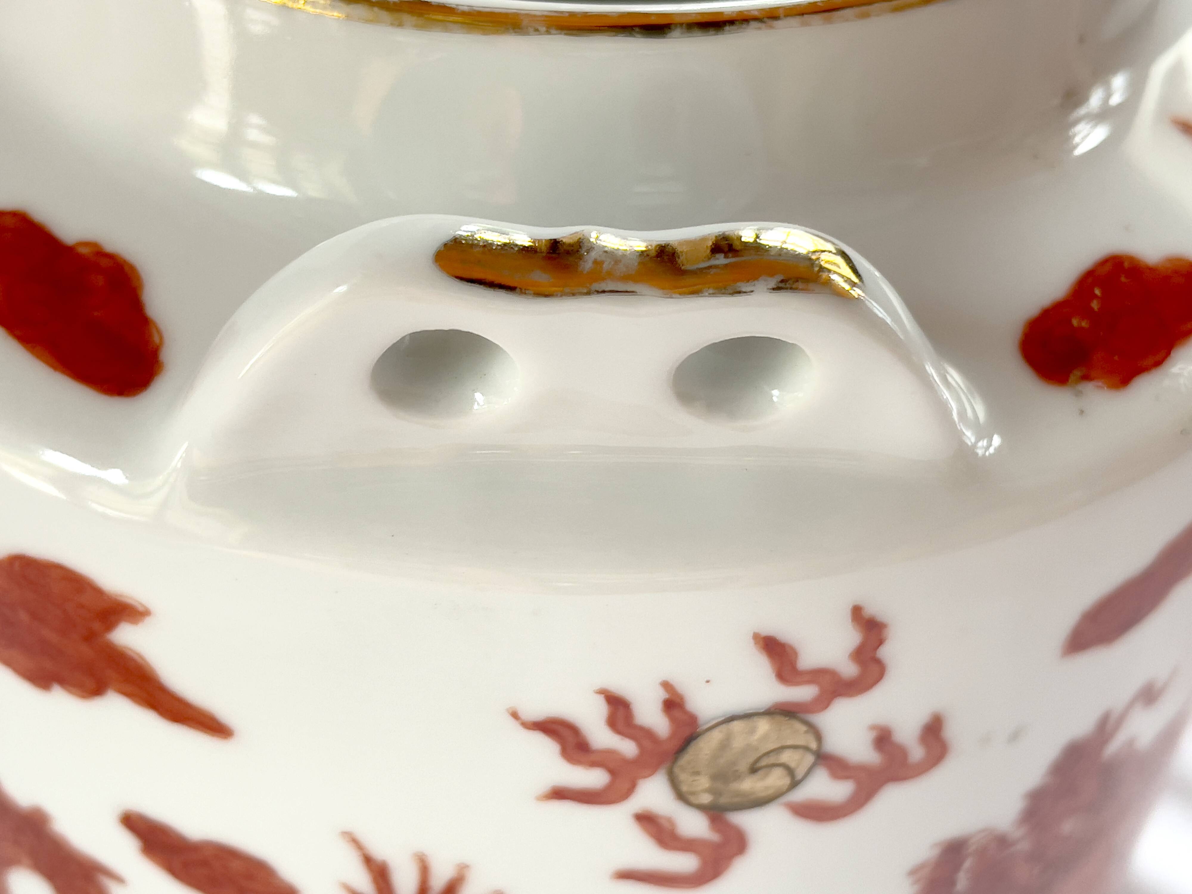 Teapot decorated with 2 dragons Republic 1912-1949 China