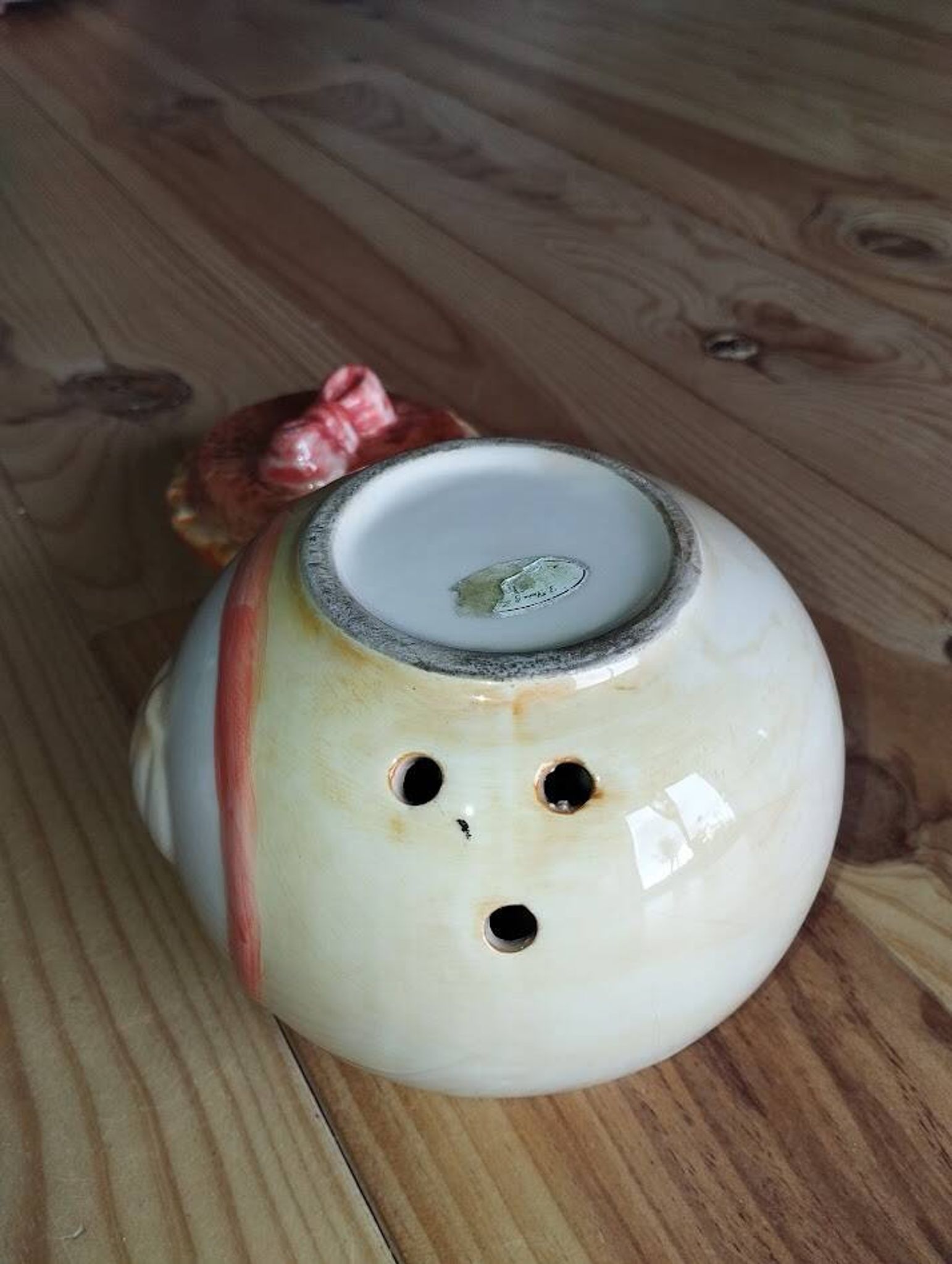 Pot à ail en céramique barbotine, années 50