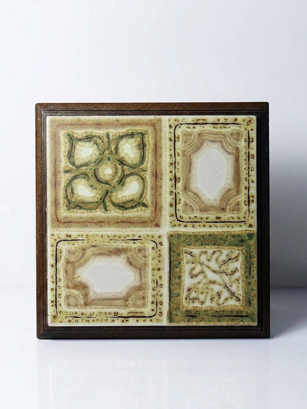 Vintage trivet in glazed ceramic and wood, circa 1960-1970.