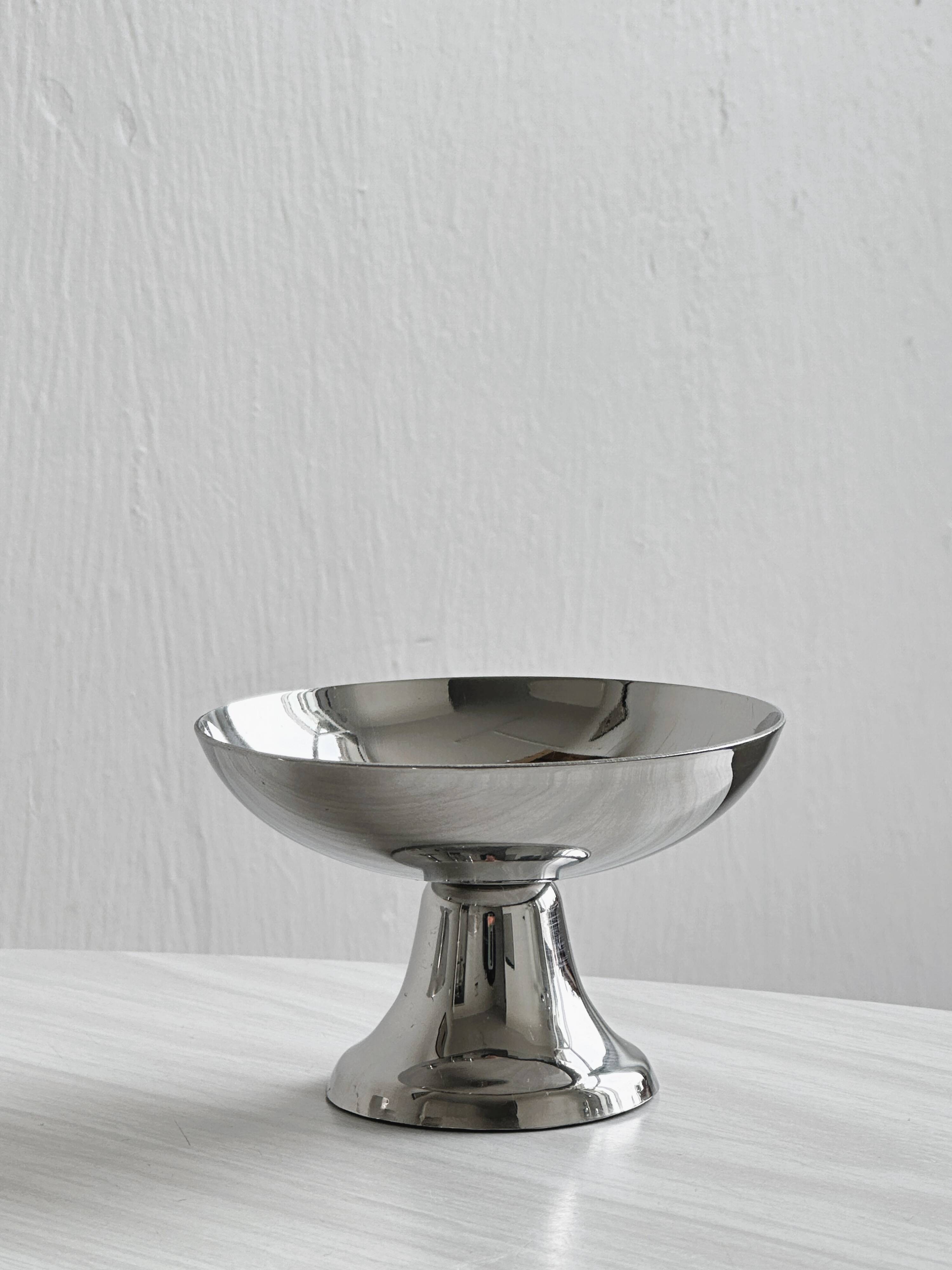 6 silver-plated metal bowls.