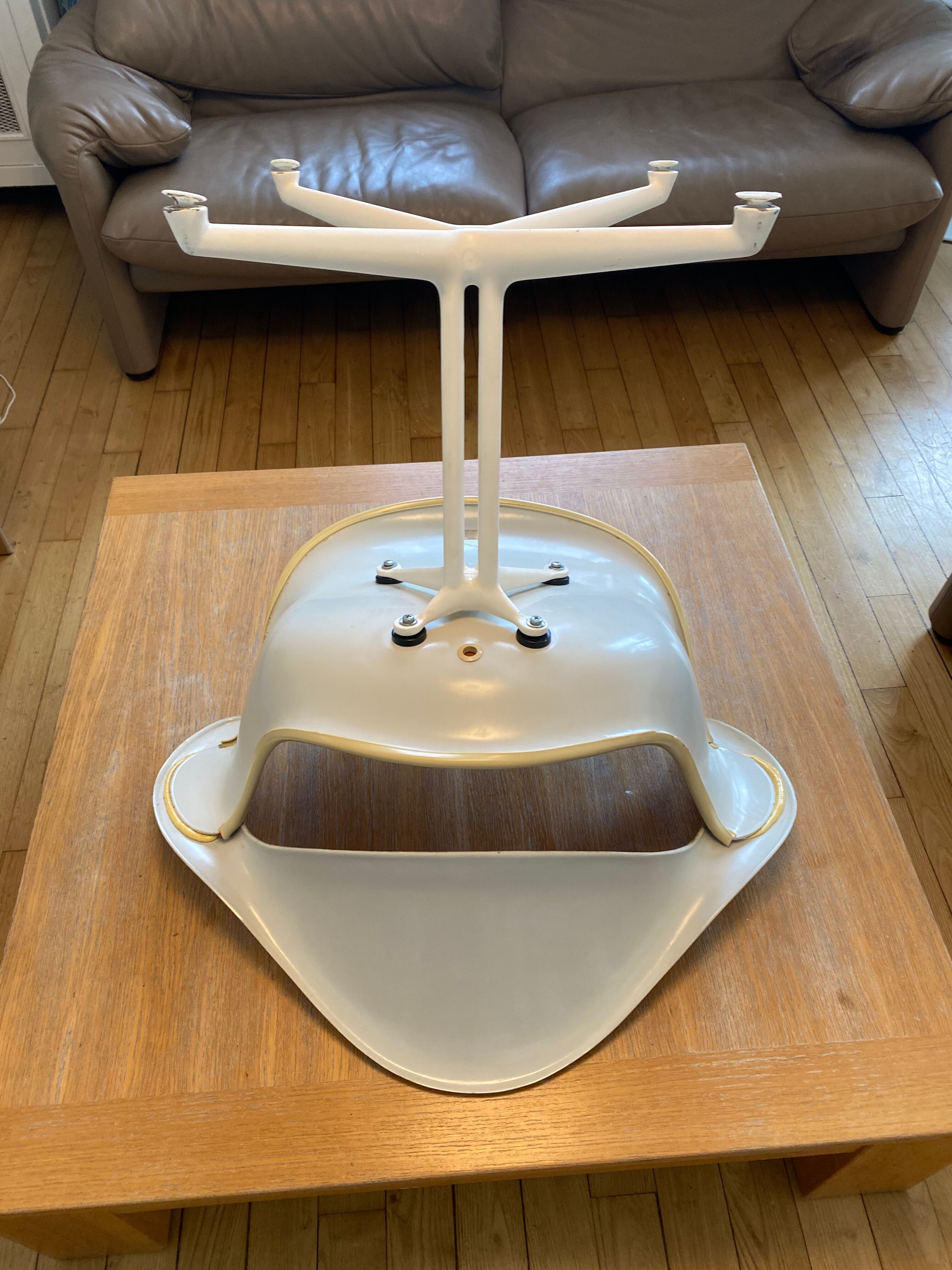 DAF Georges Nelson chair for Herman Miller. Foot la Fonda.