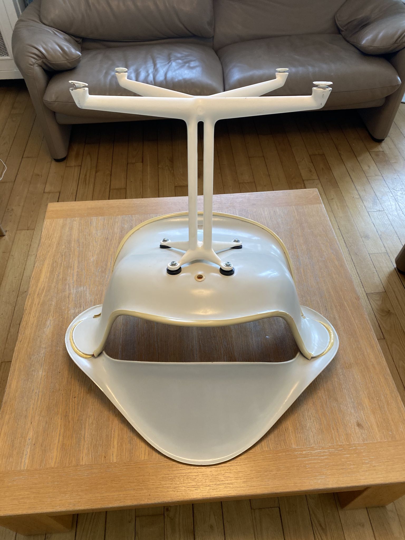 DAF Georges Nelson chair for Herman Miller. Foot la Fonda.