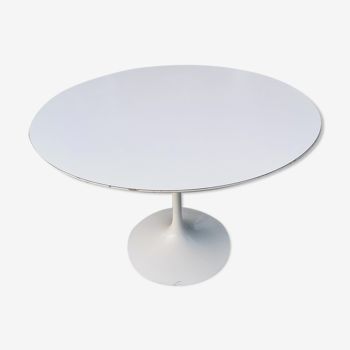 Eero Saarinen tulip table for Knoll