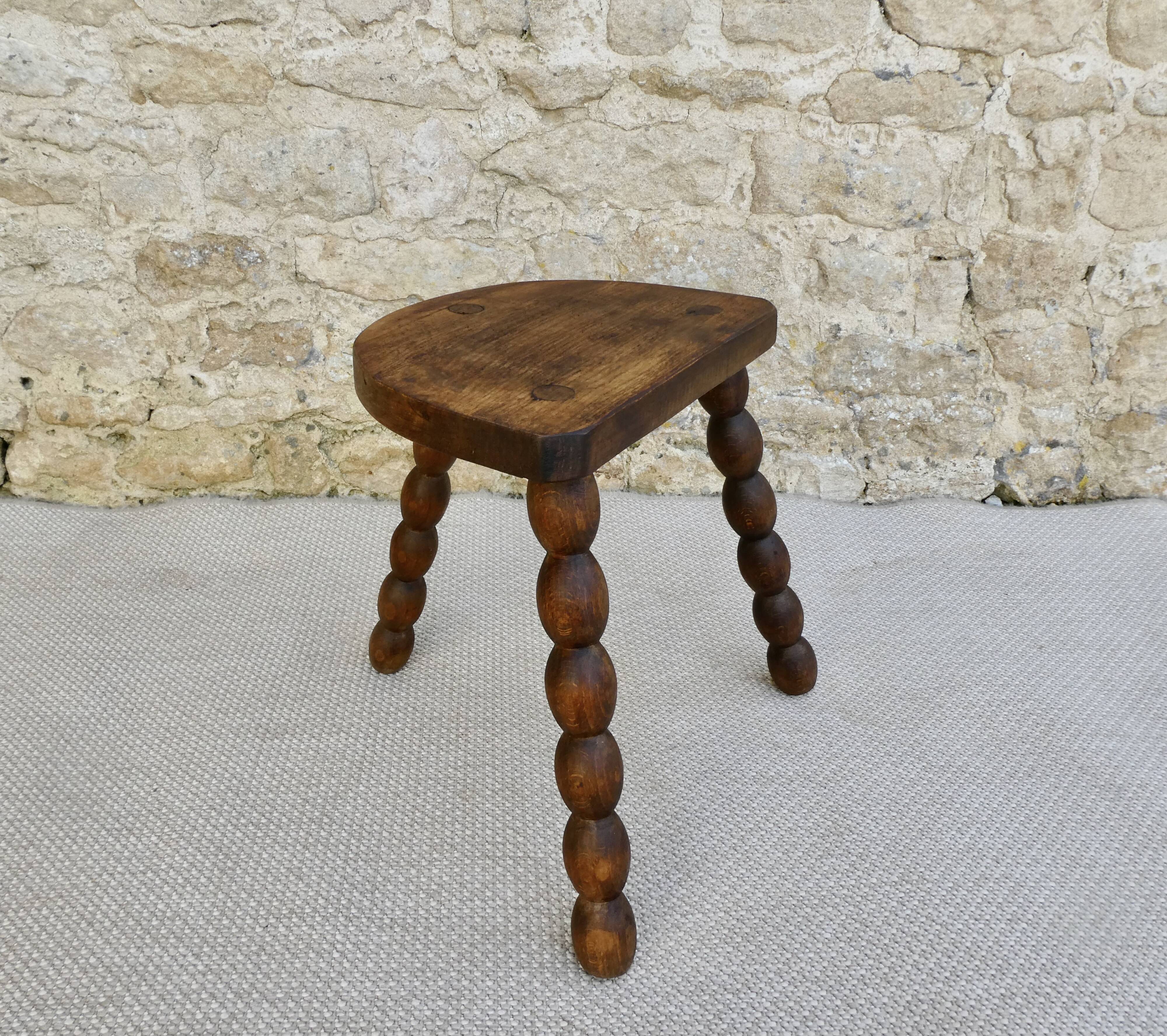 Tabouret tripode en bois massif, dit de vacher