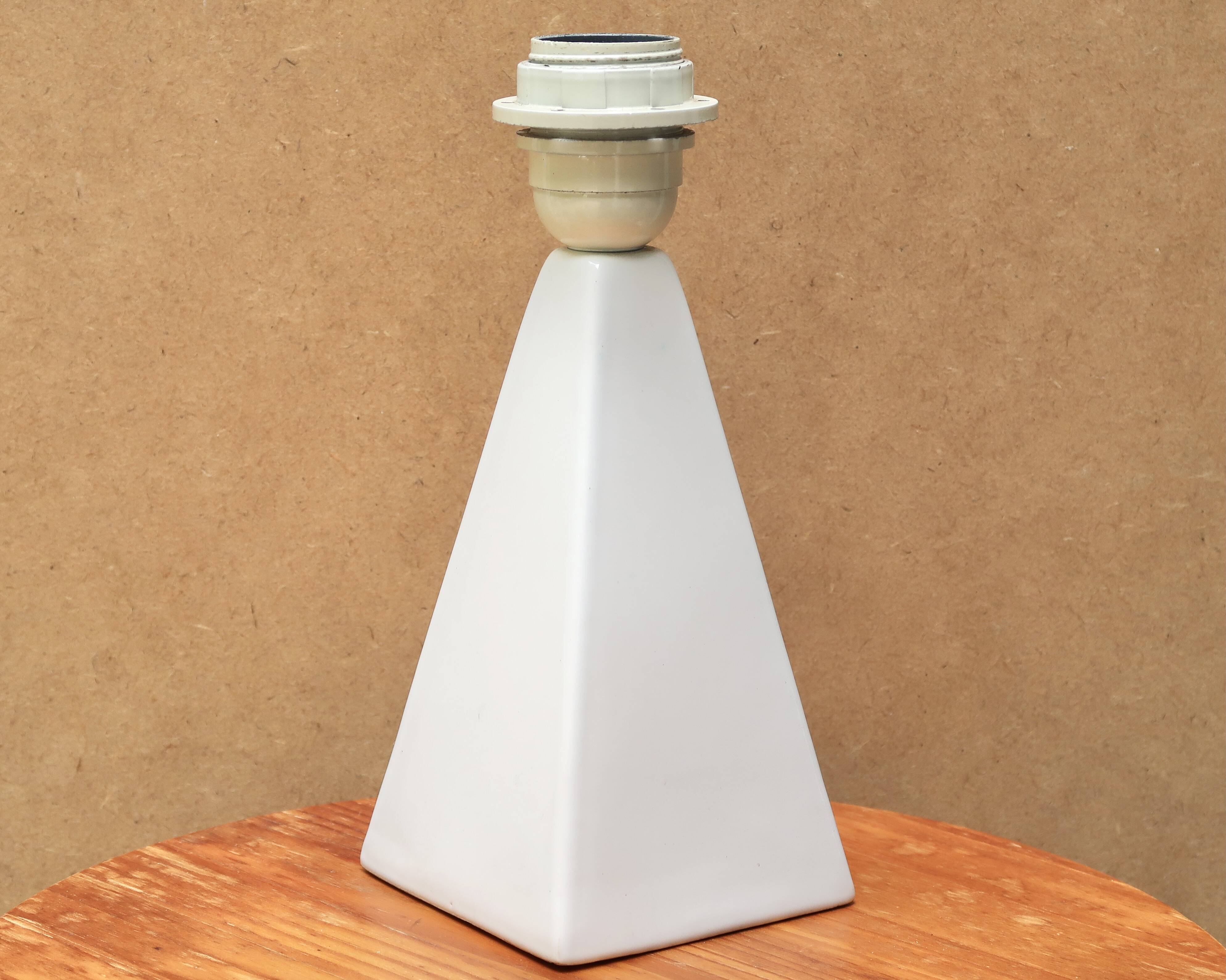 Lampe pyramide en céramique blanche, années 80