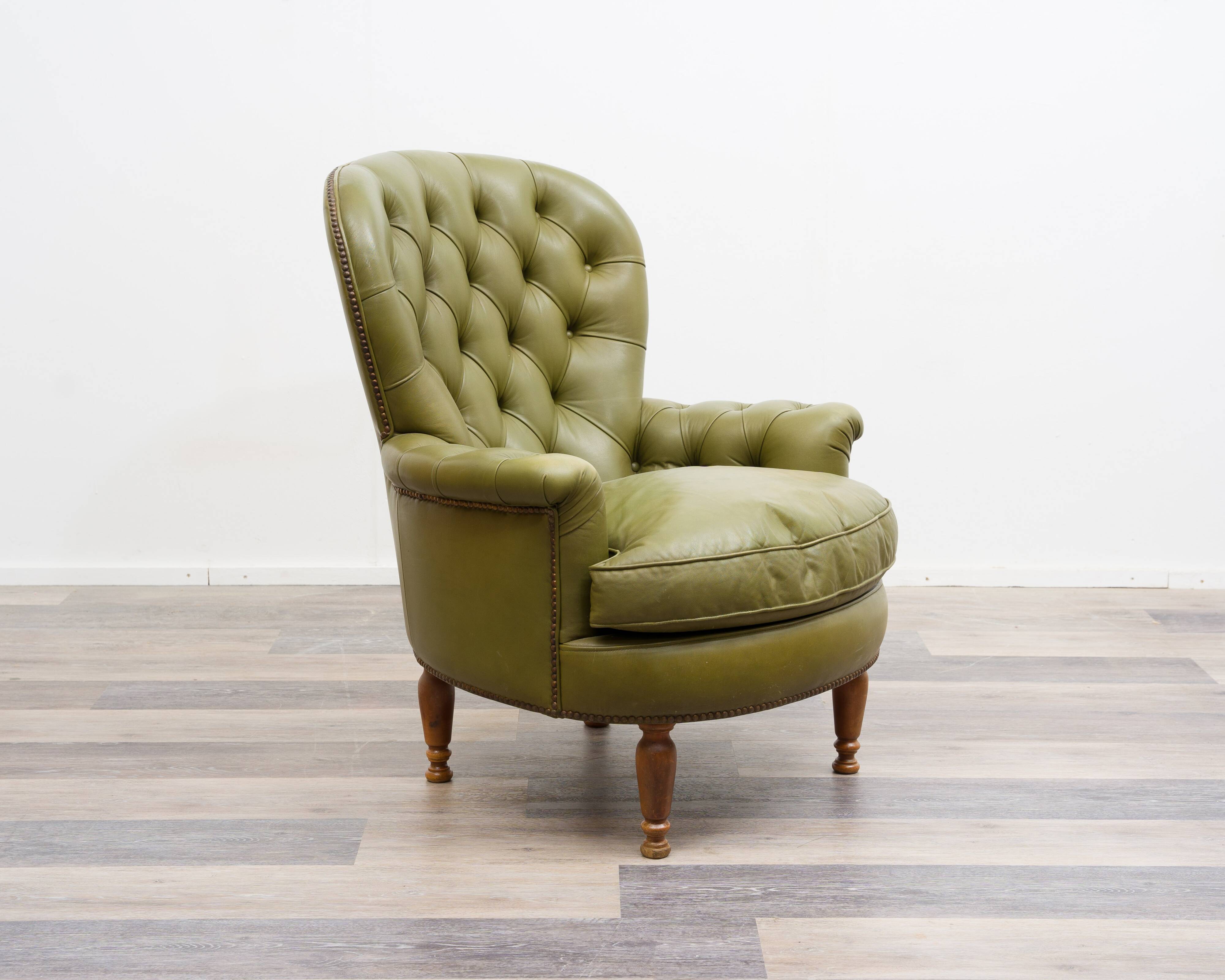 Fauteuil Chesterfield en cuir vert olive