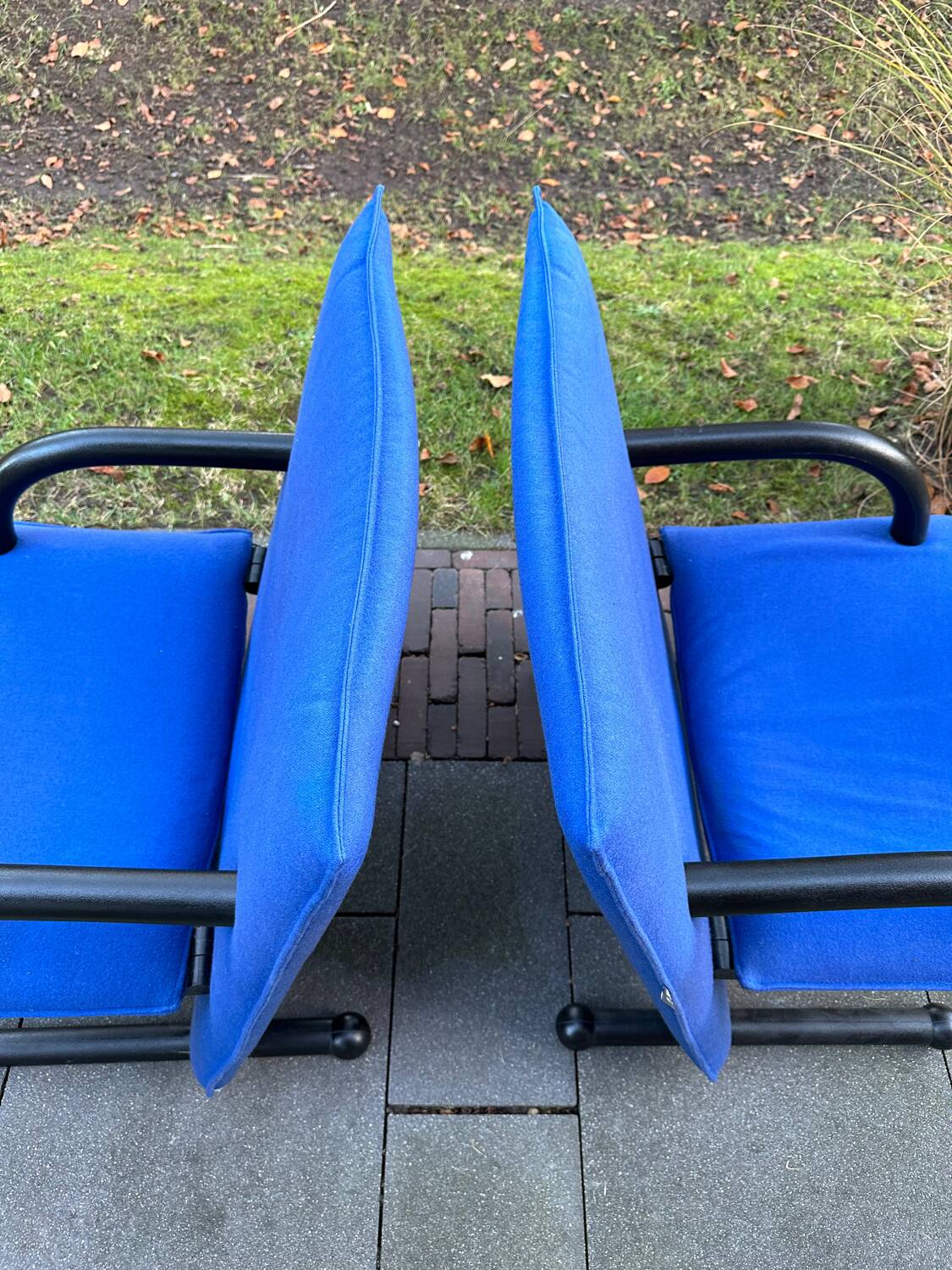2 x Arflex T-Line sun loungers