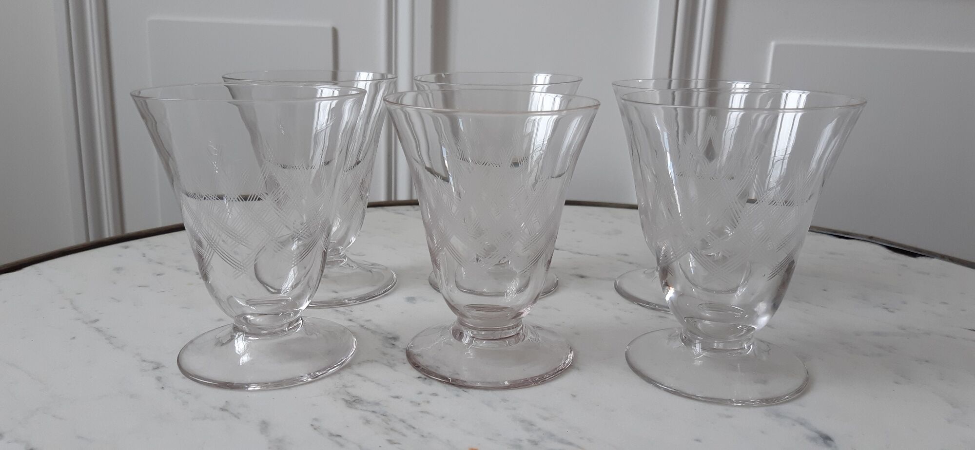 Set of 6 wine glasses on feet engraved years 50-60