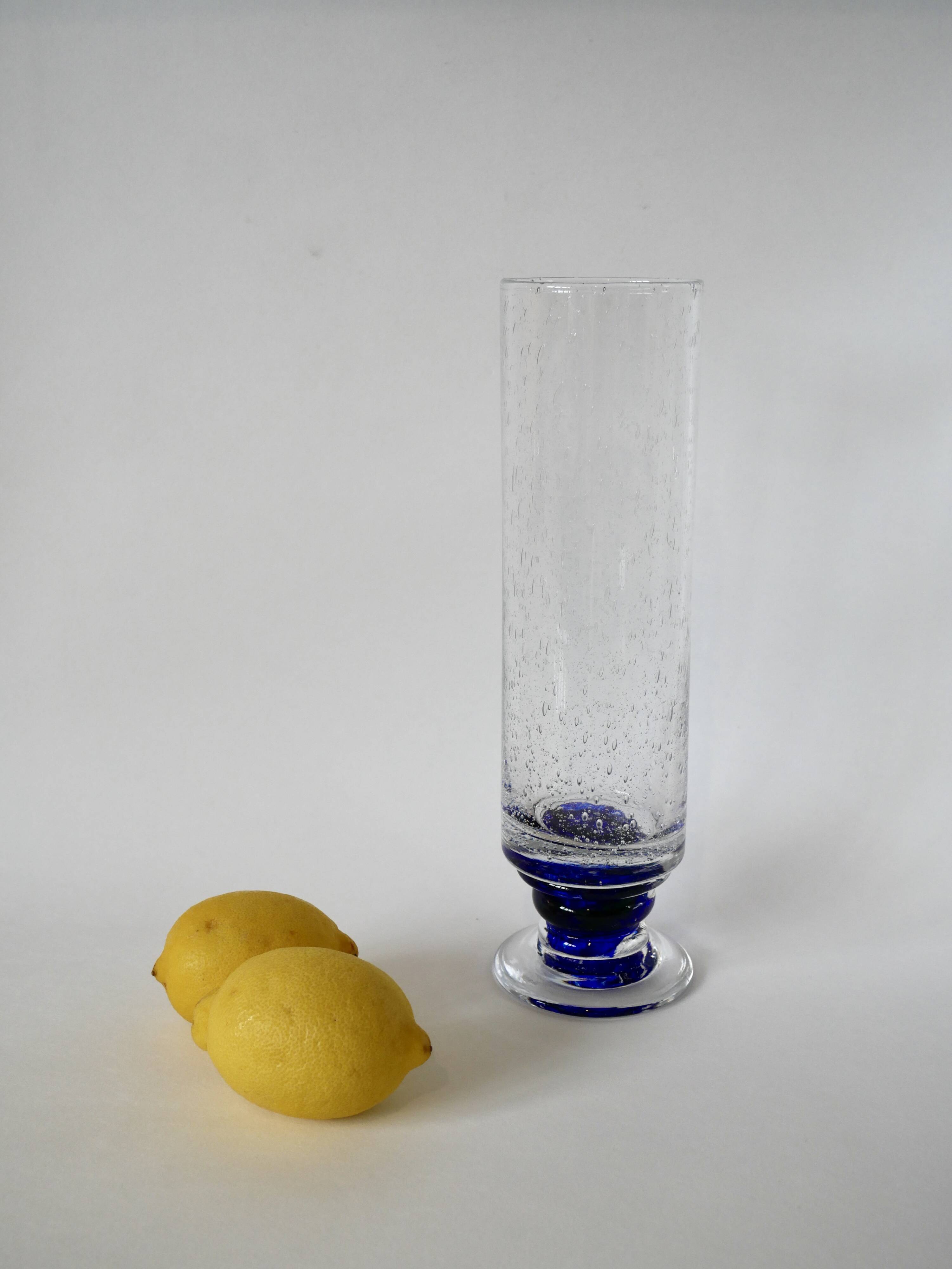 grand vase en verre de Biot pieds bleu 1970