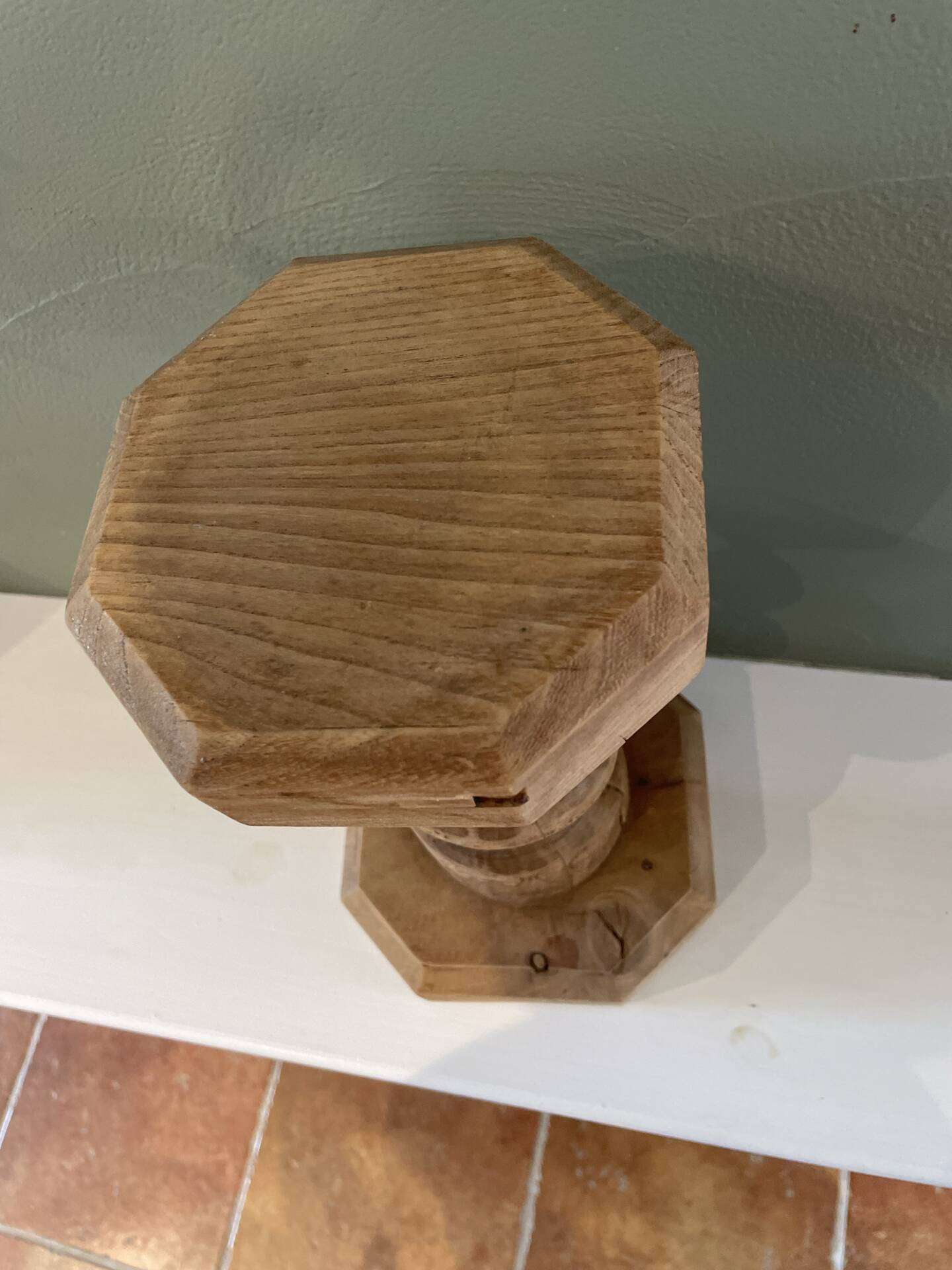 Show the decorative press.